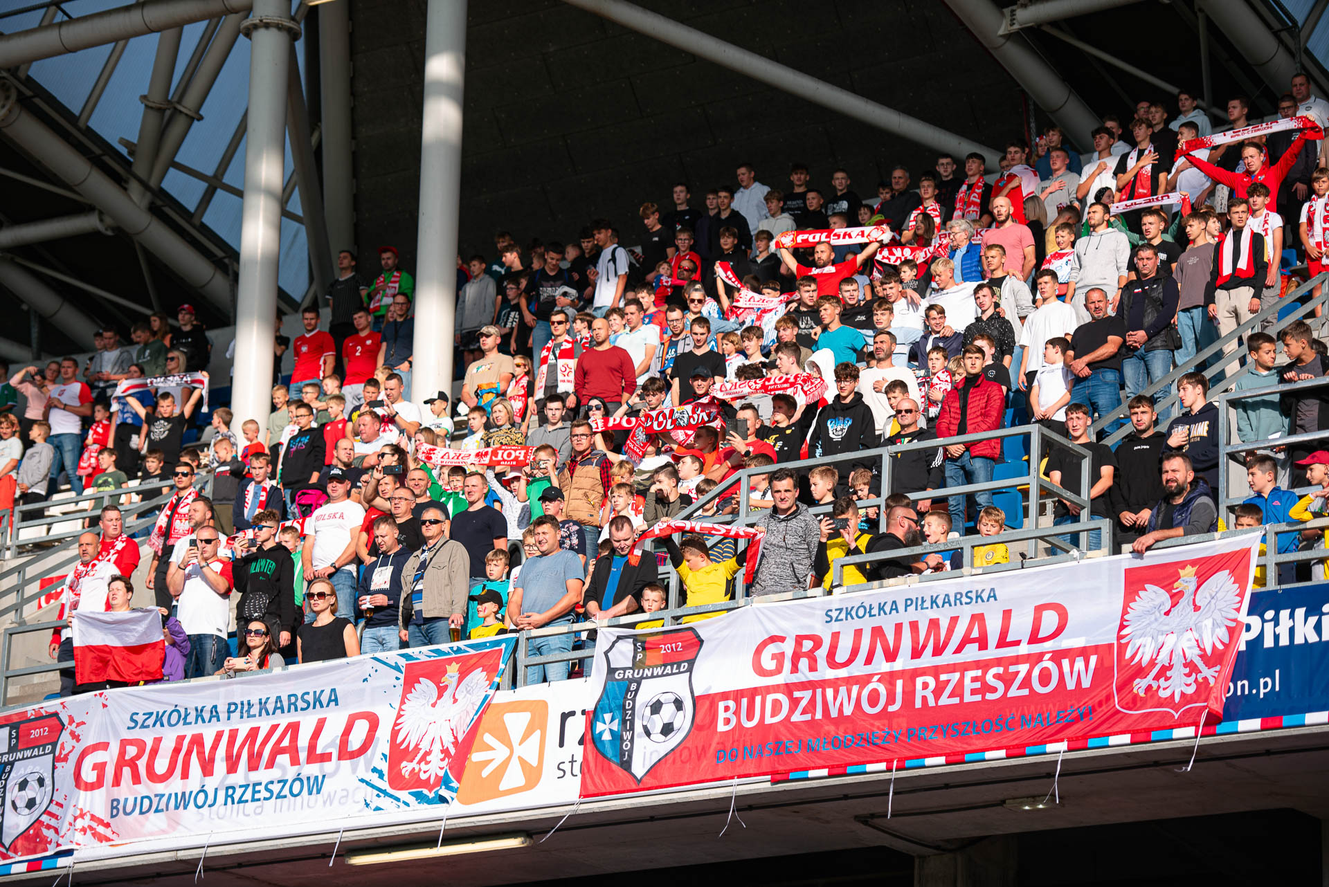 Rodzice i zawodnicy grunwaldu na meczu reprezentacji Polski U-18