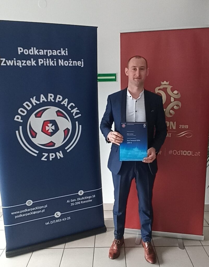 Trener Artur Larwa z licencją trenerską UEFA B
